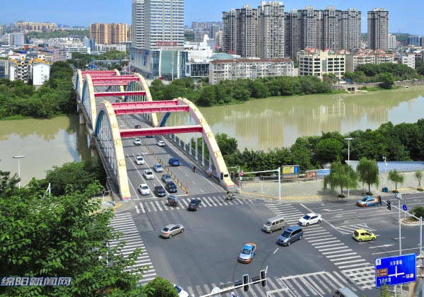 相比飞云大桥,绵阳人可能更熟悉飞来石大桥这个名字,这源于"飞来石"的