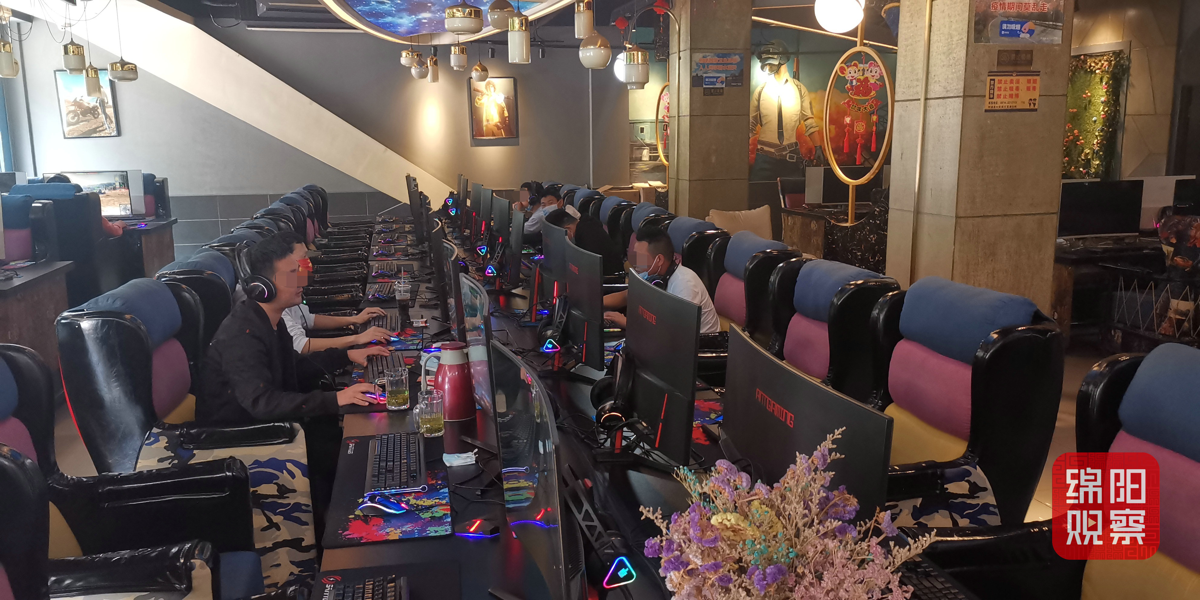梓潼县紫阳街“极星电竞”网吧内，多名人员的口罩落座就摘.jpg