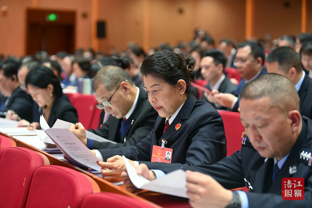 人大侧记3_1.jpg